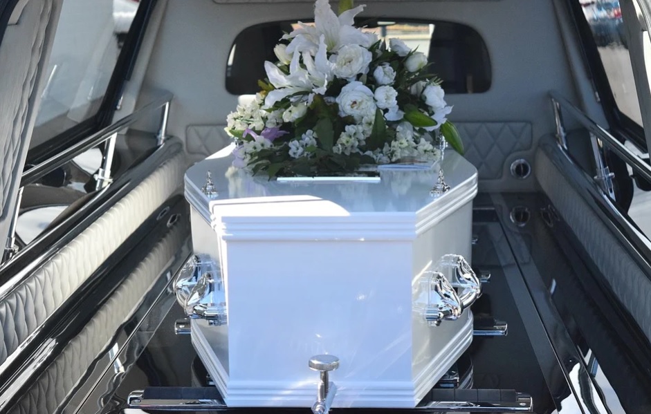 Organiza un funeral por cumpleaños de su pareja