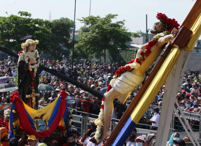 Miles de feligreses acompañaron el recorrido del Cristo del Consuelo en Guayaquil.