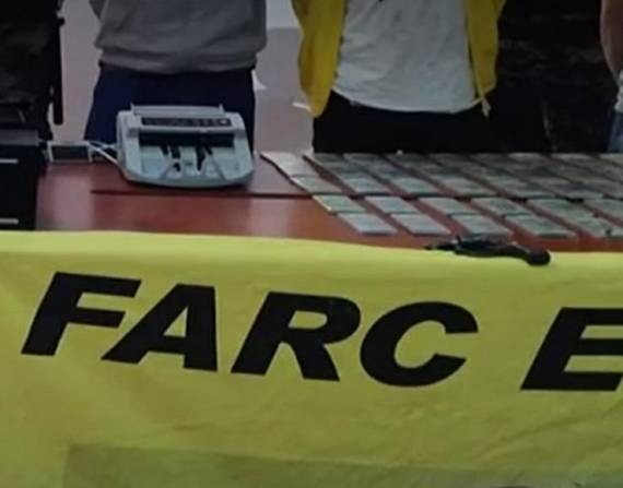 La Policía Nacional mostró las banderas de las FARC como parte de las evidencias