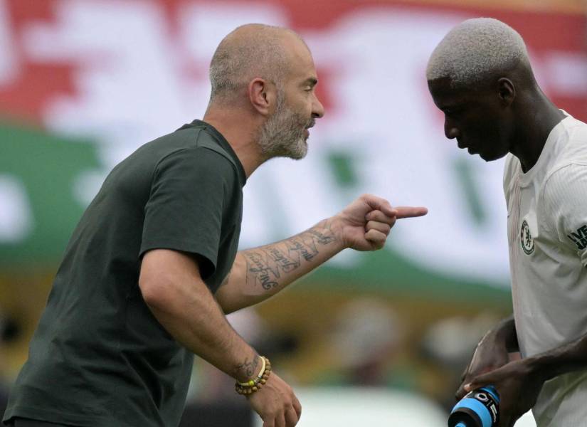 El entrenador del Chelsea, Enzo Maresca, da indicaciones a Moisés Caicedo
