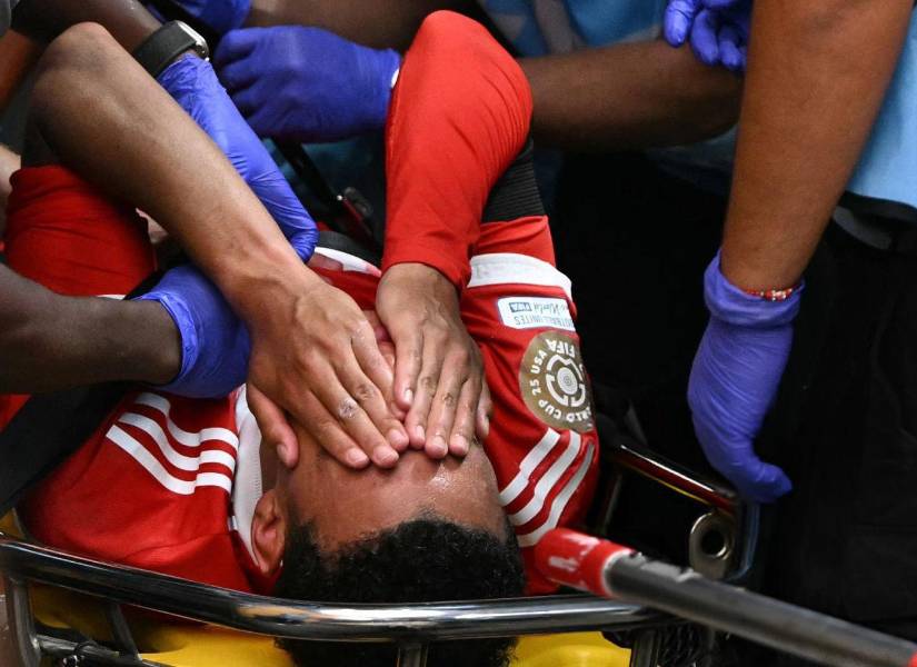 Jamal Musiala siendo retirado en camilla.