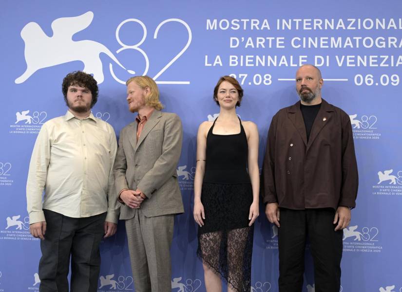 Aidan Delbis, Jesse Plemons, Emma Stone y Yorgos Lanthimos en el Festival de Cine de Venecia.