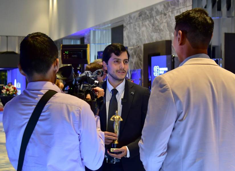 Luis Alvarado Jiménez, jefe de Producto Digital de Ecuavisa, recibió los premios de la Amcham.