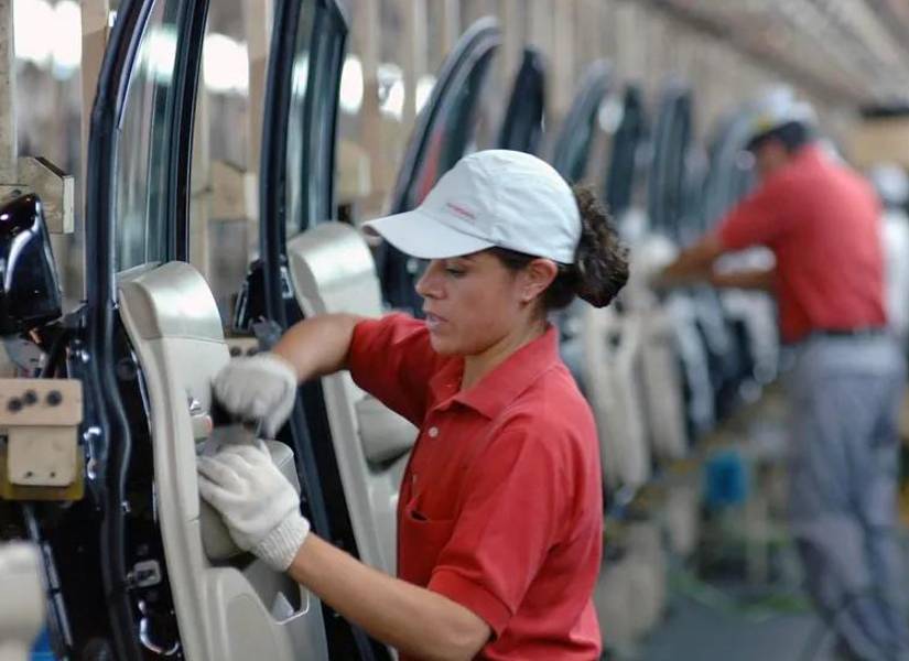Imagen referencial de una mujer cumpliendo con su trabajo en Estados Unidos.