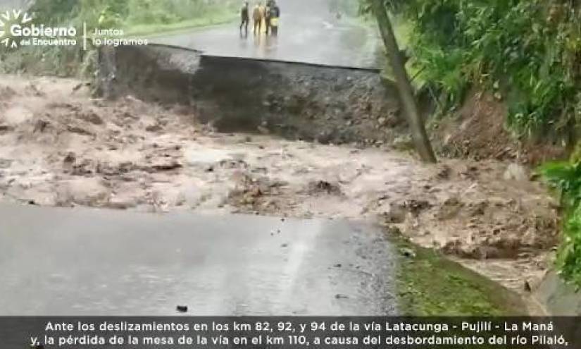 Un tramo de la carretera Latacunga-Pujilí-La Maná está destruido.