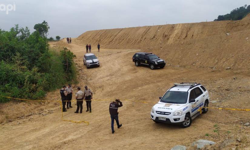 Agentes de la Policía Nacional inspeccionan la zona donde se hallaron los tres cadáveres.