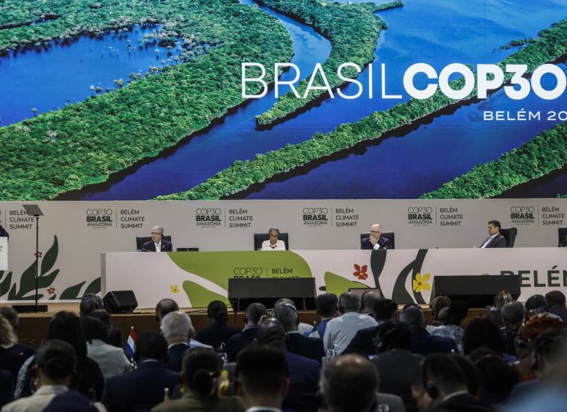 El presidente de Brasil, Luiz Inácio Lula da Silva (i), habla durante la apertura de la cumbre de líderes de la COP30 este jueves, en el Hangar Centro de Convenciones, en Belém (Brasil). Lula alertó en la apertura de la cumbre de líderes de la COP30, en Belém, que fuerzas extremistas fabrican mentiras para obtener rédito electoral y degradar el medioambiente.