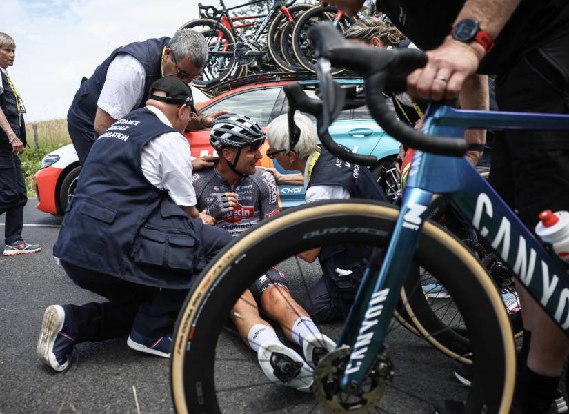 Jonas Rickaert recibiendo asistencia médica tras la caída.