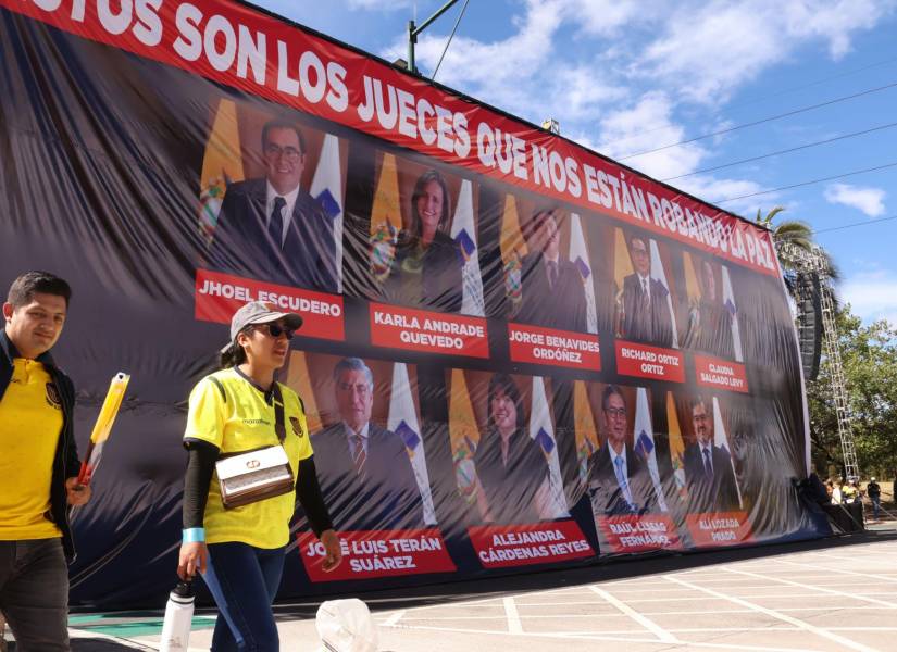 Estructuras metálicas con lonas que mostraban a los nueve jueces de la Corte Constitucional se instalaron en distintos puntos de Quito.