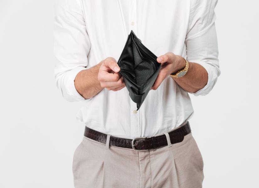 Un hombre con una billetera vacía.