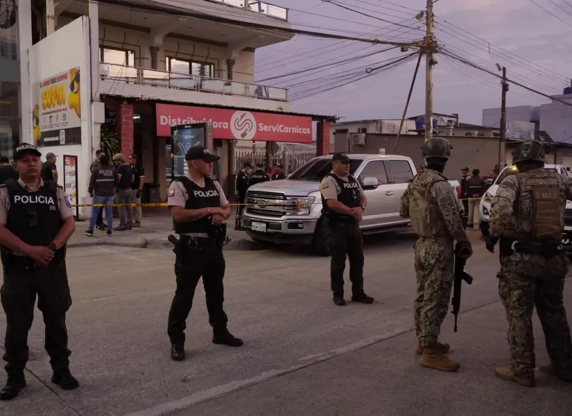 Pineida y Fernández llegaron a la carnicería en una camioneta. La madre del jugador los acompañaba.