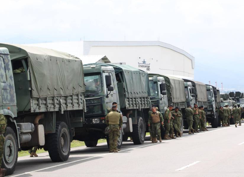Unos mil uniformados resguardaron el convoy humanitario.