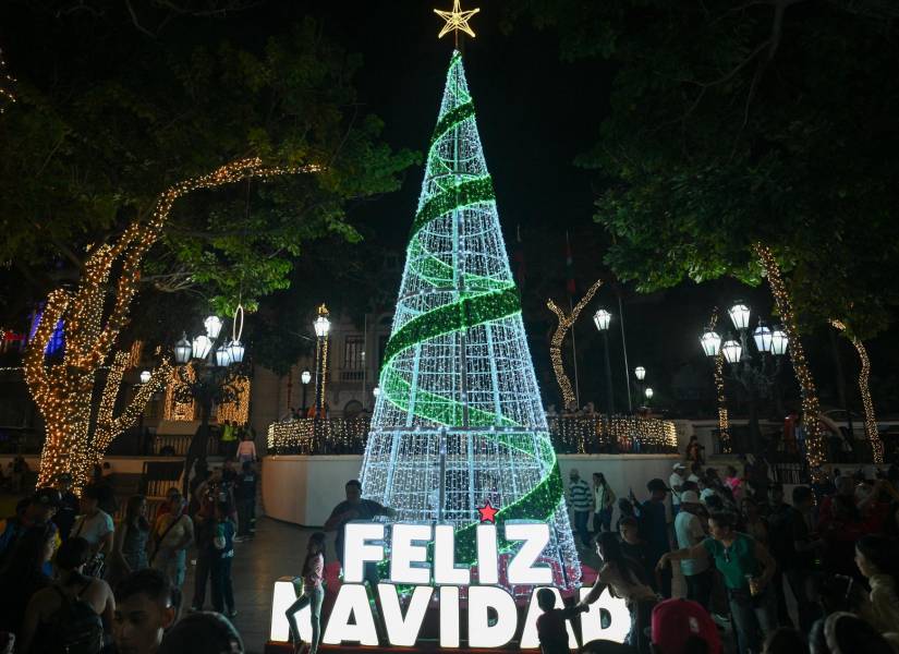 Cientos de personas asistieron a un acto oficialista en la Plaza Bolívar de Caracas.