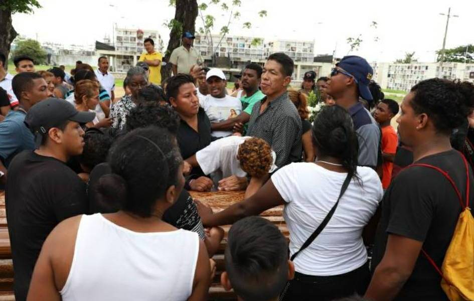 Despiden a víctimas de incendio en Guayaquil