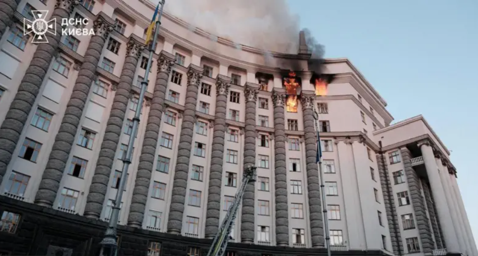 Rusia ataca por primera vez el edificio del Gabinete, la sede del gobierno de Ucrania, durante una nueva ola de bombardeos masivos