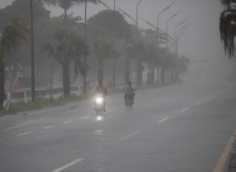 Motociclistas circulan hoy bajo una fuerte lluvia debido al paso de la tormenta tropical Franklin, en Santo Domingo (República Dominicana). EFE/Orlando Barría