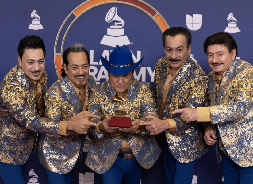 (De izq. a dcha.) Luis Hernández, Hernán Hernández, Jorge Hernández, Eduardo Hernández y Oscar Lara, de Los Tigres Del Norte, posan en la sala de prensa con sus premios al Mejor Álbum Norteño y Mejor Canción Regional por 'La Lotería'.