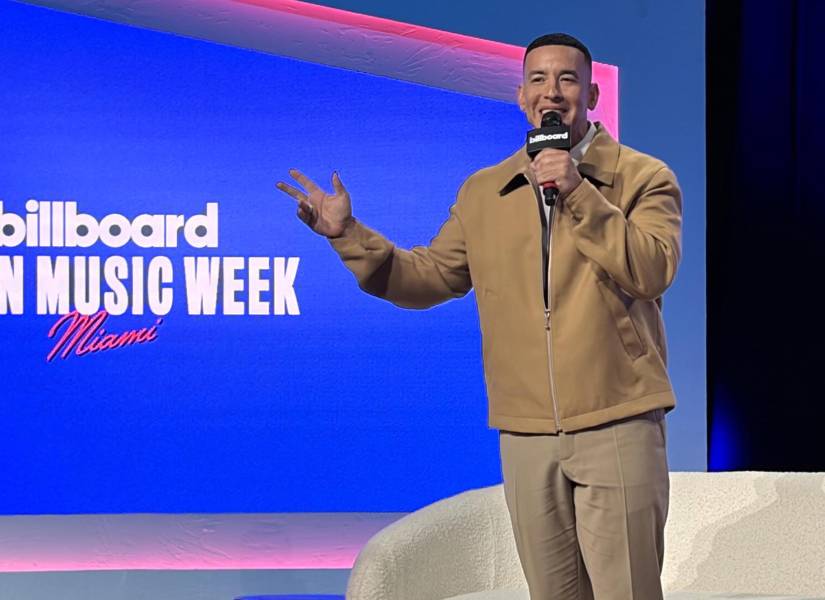 El reguetonero puertorriqueño Daddy Yankee habla durante el tercer día de la Semana de la Música Latina de Billboard este miércoles, en el teatro The Fillmore, en Miami Beach (EE. UU.)