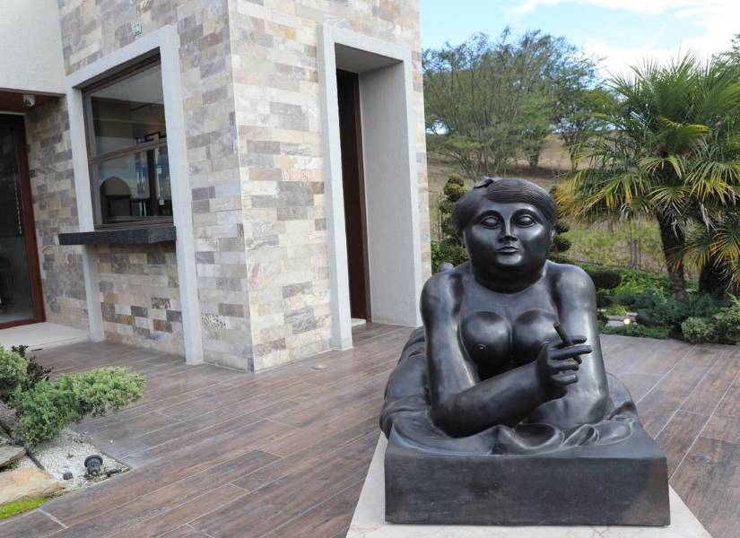 Imagen de una escultura del estilo de Fernando Botero, en una mansión de Cumbayá, Quito, que pertenecería a la estructura criminal Los Choneros.