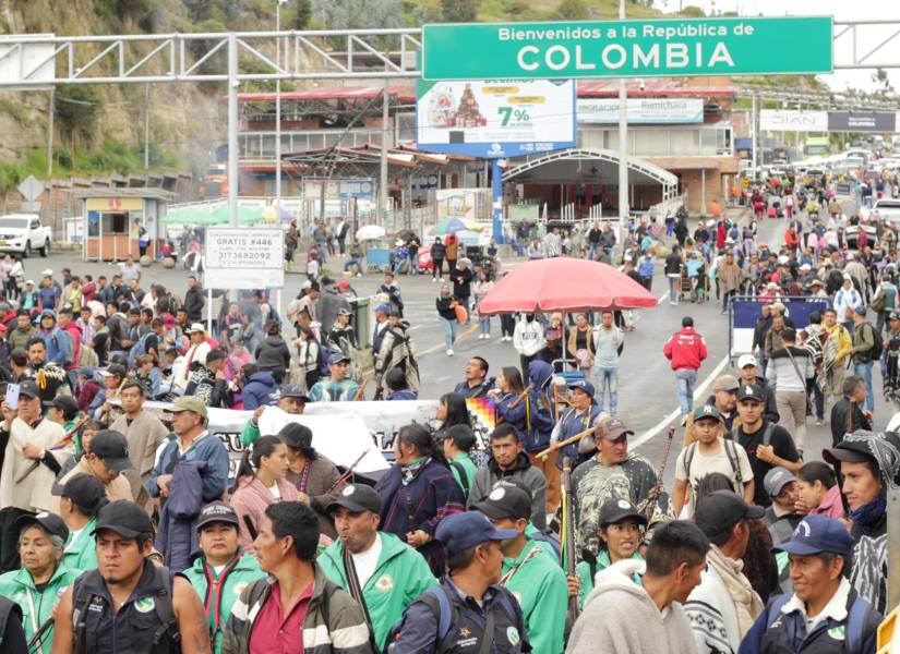 Indígenas bloquean el paso en el puente internacional Rumichaca durante una protesta para exigir una solución al derribo de dos puentes comunales fronterizos por parte del Ejército ecuatoriano.