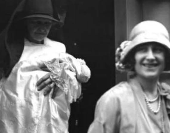 La futura reina, su madre y una enfermera, parten de la casa 17 de Bruton Street para su bautizo.