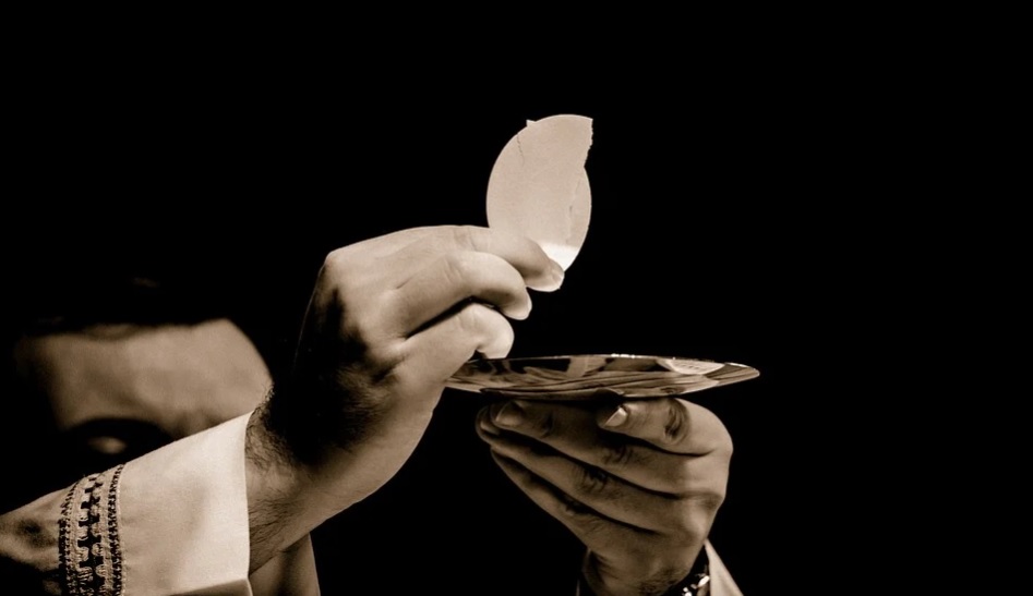 Padre da misa por Facebook y con oxígeno