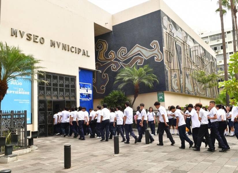 El Museo Municipal se ubica entre las calles Sucre y Pedro Carbo.