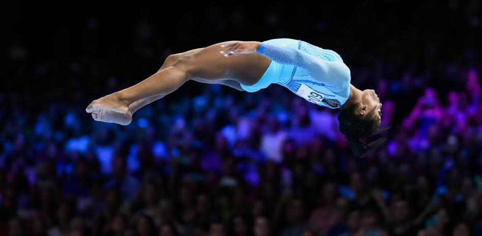 Simone Biles se convierte en la primera mujer en realizar el salto más difícil de la historia