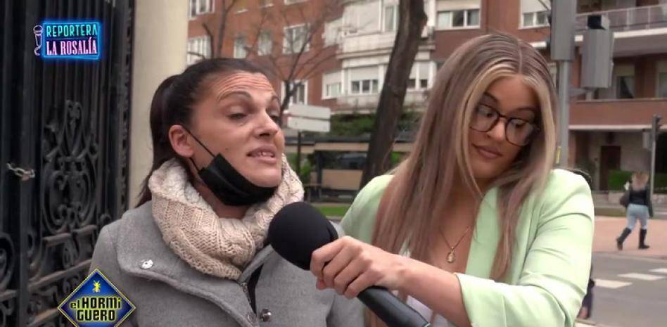 Rosalía se disfraza de periodista y engaña a fans y detractores en Madrid
