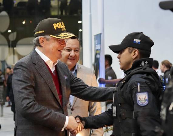 El presidente Lasso saluda con los policías en su visita a la UVC de la Zona 9 en Quito.