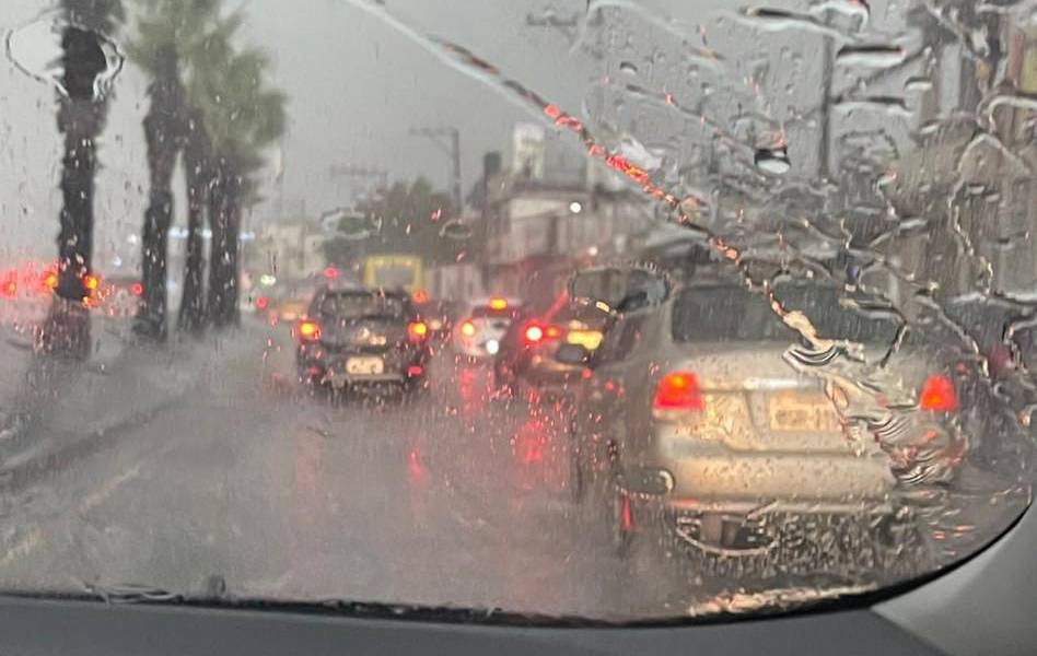 Intensa lluvia en Guayaquil antes del anochecer de este viernes, 7 de julio