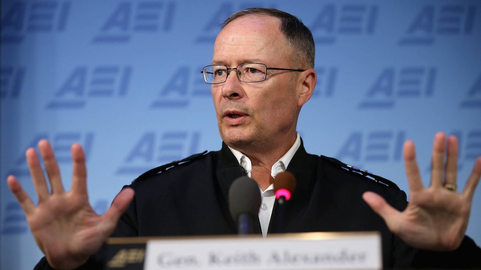 Abuchean al director de la NSA al defender programas de espionaje
