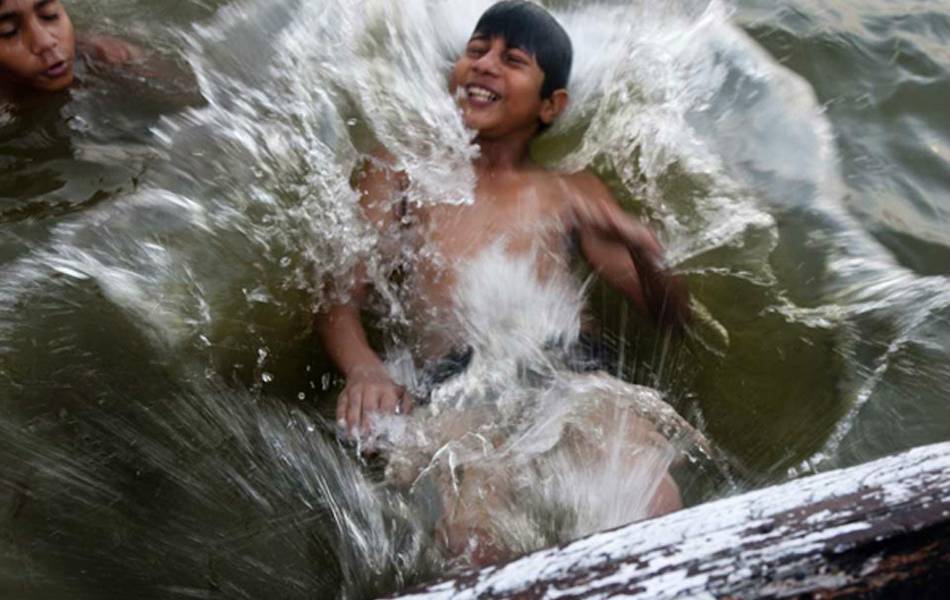 El río sagrado donde nadar es peligroso para la salud