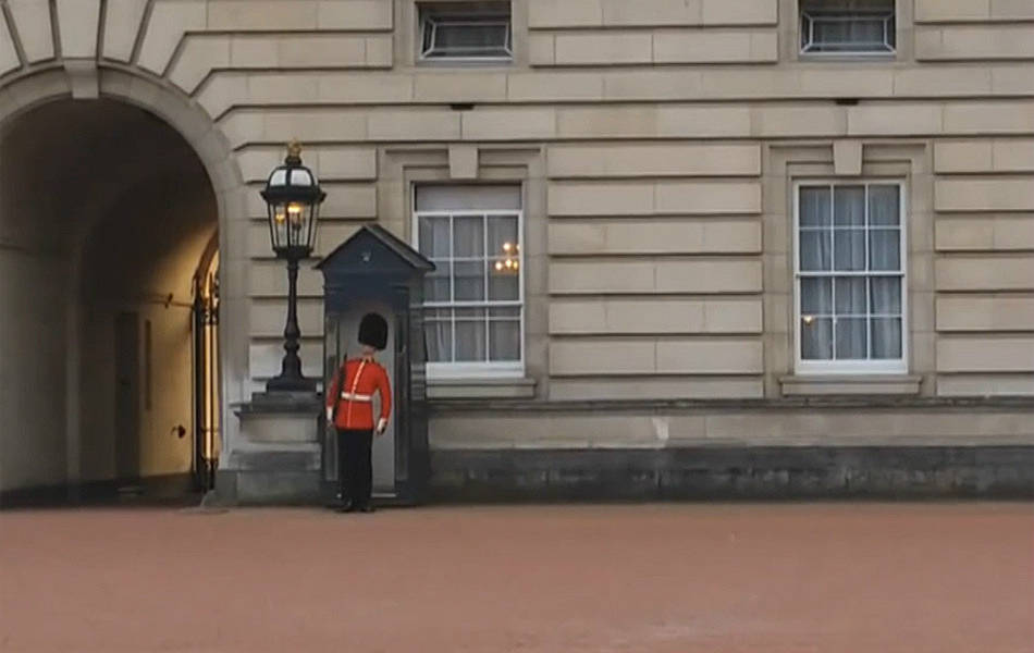 La insólita marcha cómica de un guardia en el Palacio de Buckingham