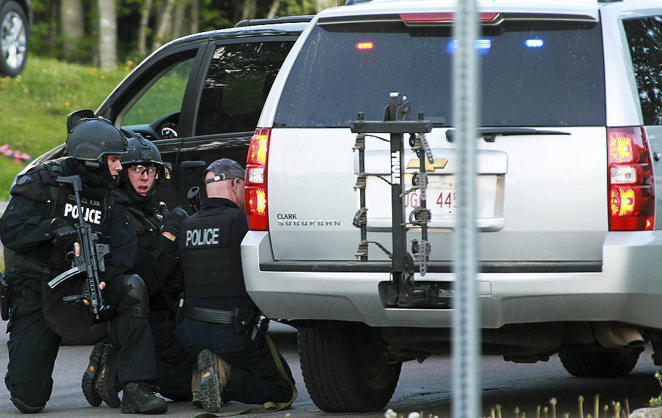 Autoridades canadienses buscan a sujeto que mató a tres policías