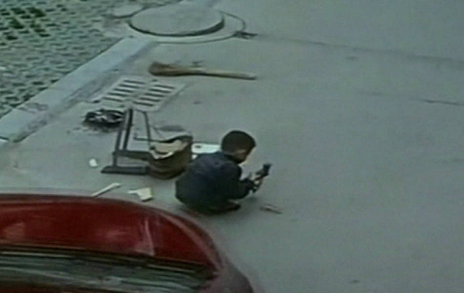 (VIDEO) El milagroso escape de un niño arrollado por un auto