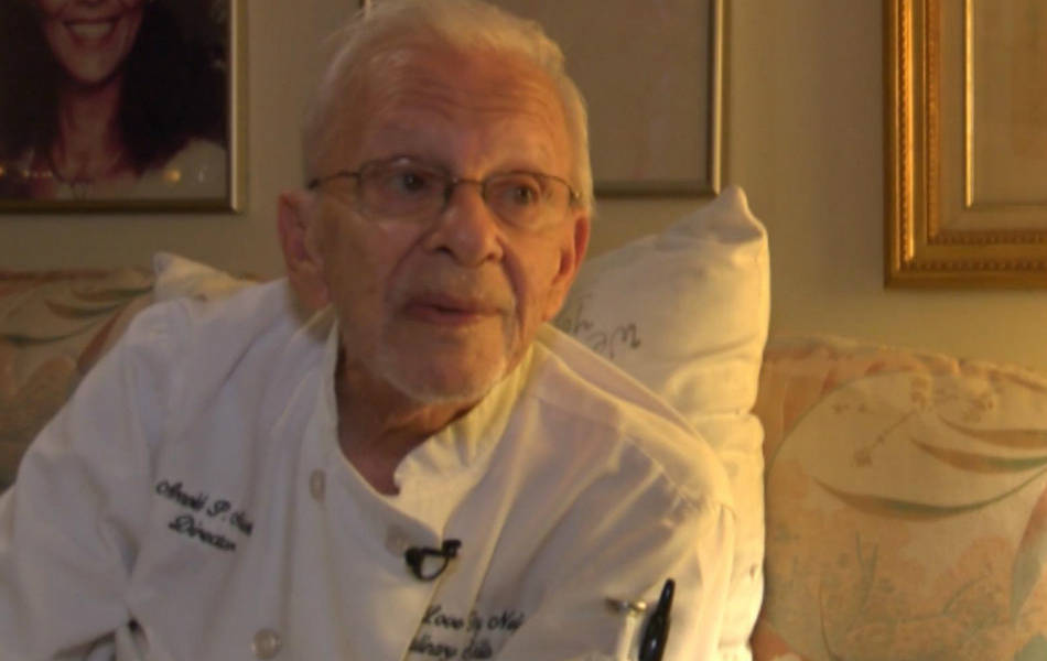El chef de 90 años que alimenta a los indigentes en las playas de Florida