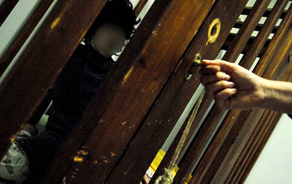 Los niños con discapacidad encerrados en jaulas de madera en Grecia