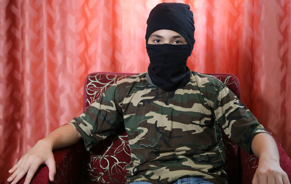 Cómo un niño de 13 años se prepara para combatir con Estado Islámico