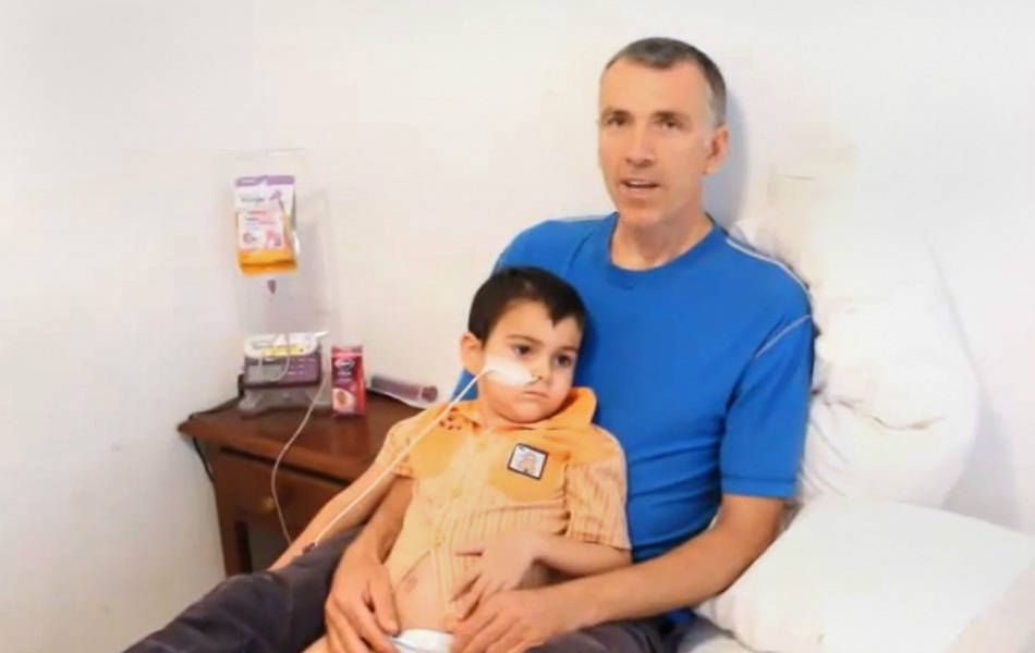 España: pareja británica que sacó a su hijo del hospital enfrenta audiencia