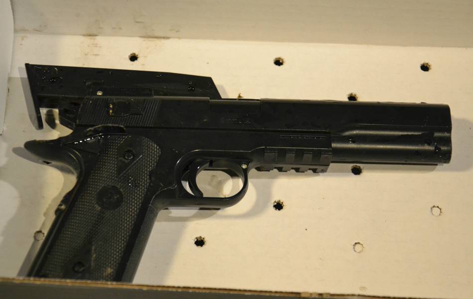 Cómo era el arma falsa que derivó en la muerte de un niño en EE.UU.