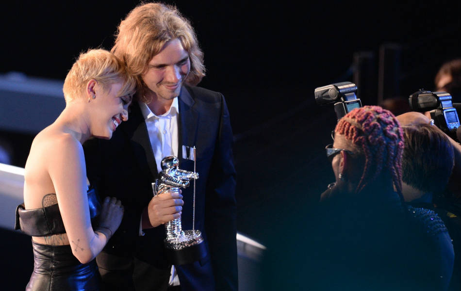 Un indigente recoge el premio MTV de Miley Cyrus