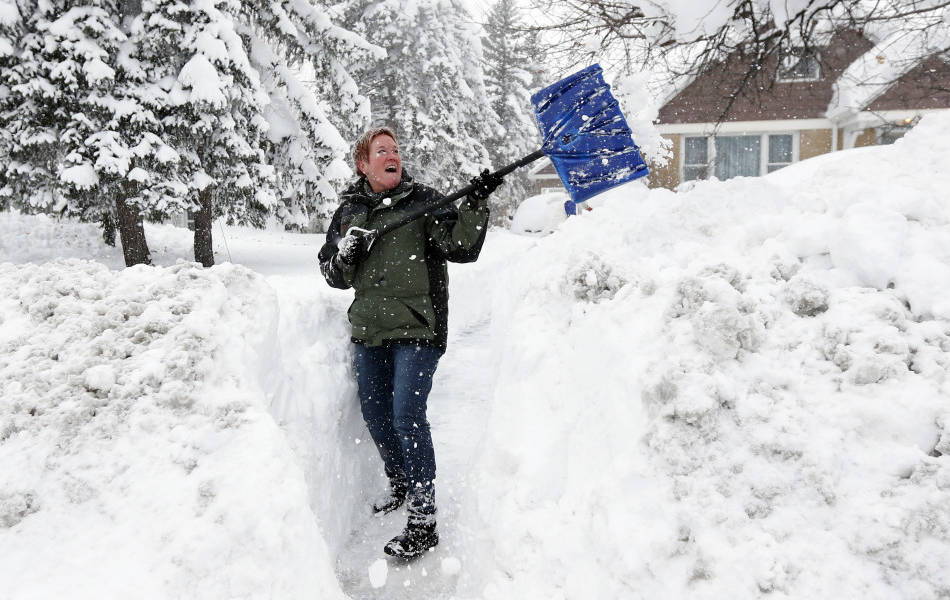 ¿Por qué mueren tantas personas removiendo nieve en EE.UU.?