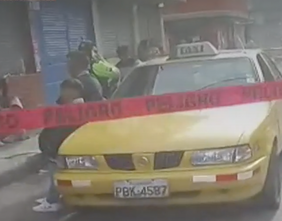 Video alertó la presencia de un cadáver dentro de un taxi en Quito