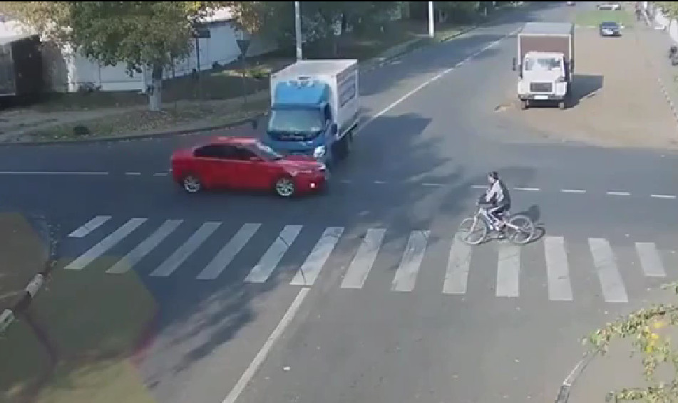 (VIDEO) Conozca al ciclista más afortunado del mundo