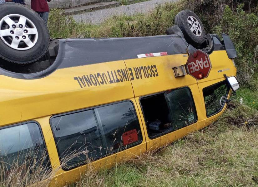 Una furgoneta escolar se volcó en Guamaní.