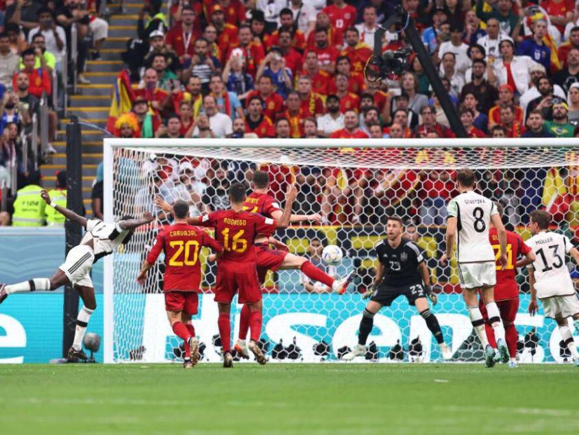 Los jugadores de la selección española y de Alemania disputando el balón.