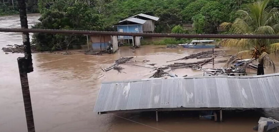 Lluvias provocan colapso de puente en Sucúa