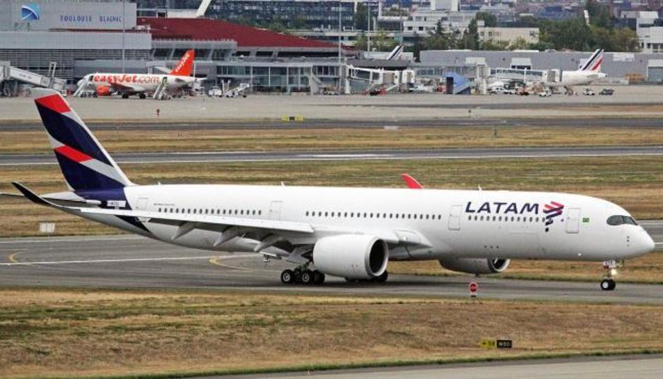 Aerolínea latinoamericana suspende todos sus vuelos internacionales hasta mayo