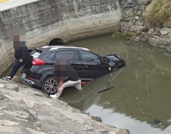 Imagen de un carro encunetado tras chocar contra una moto en la vía Durán-Yaguachi.